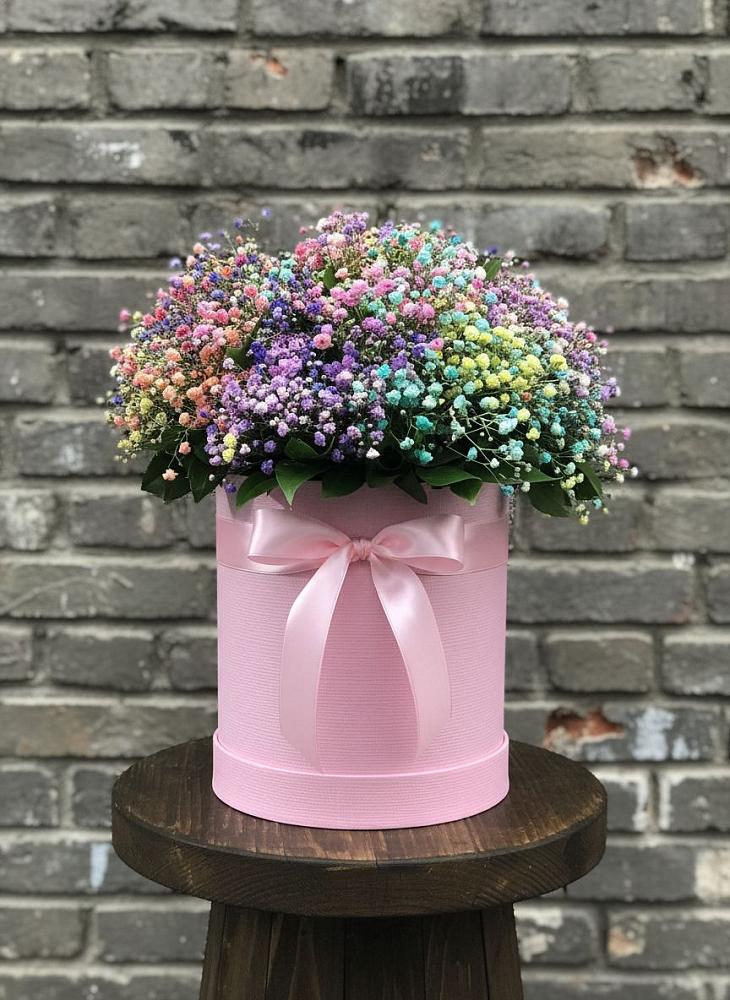 Цветочная композиция из Гипсофила и Розы в шляпной коробке в Ковылкино
