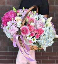 Композиция солнечный день в Ковылкино Цветочная композиция из Розы, Хризантемы, Пионы и Лизиантусы в корзине в Ковылкино