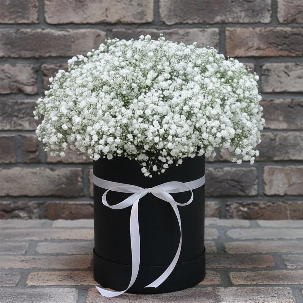 Цветочная композиция из Гипсофила в шляпной коробке в Ковылкино