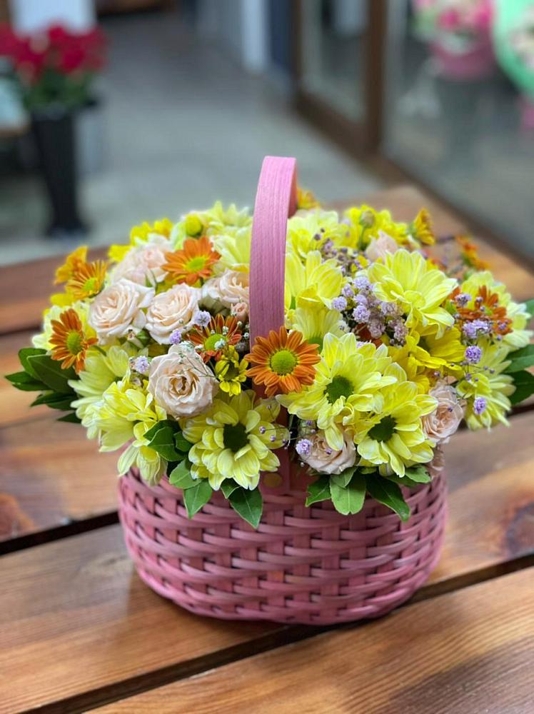 Цветочная композиция из Хризантемы и Розы в корзине в Ковылкино