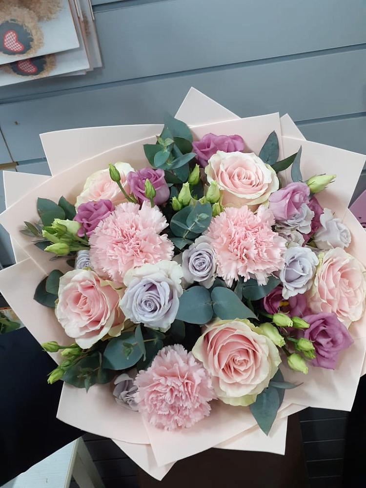 Букет цветов из: Розы, Гвоздики и Лизиантусы в Ковылкино